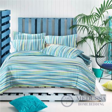 这套床品四件套是采用高档床品中最受欢迎的百分之百全棉（精梳棉）的缎纹布料，全棉缎纹布所给与的特性就是像丝绸般柔软的触感和色泽。